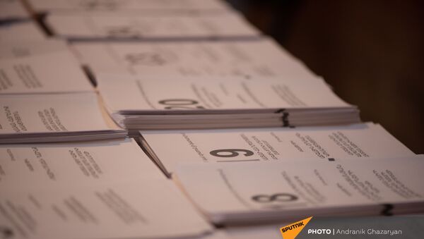 Утро на одном из избирательных участков  во время внеочередных парламентских выборов в Армении (20 июня 2021). Еревaн - Sputnik Արմենիա