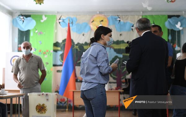 И.о. премьер-министра Никол Пашинян во время внеочередных парламентских выборов в Армении (20 июня 2021). Еревaн И.о. премьер-министра Никол Пашинян во время внеочередных парламентских выборов в Армении (20 июня 2021). Еревaн - Sputnik Армения