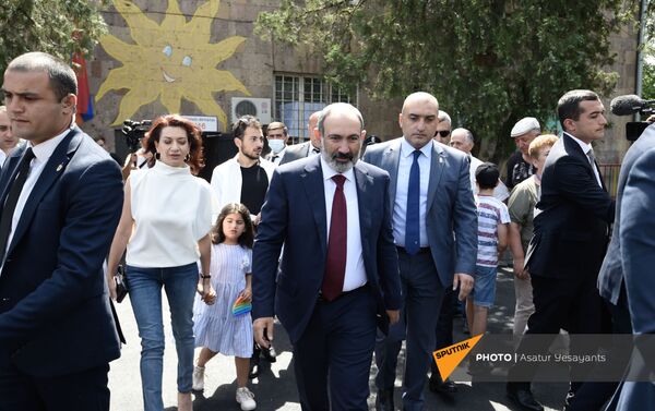 И.о. премьер-министра Никол Пашинян с семьей во время внеочередных парламентских выборов в Армении (20 июня 2021). Еревaн И.о. премьер-министра Никол Пашинян с семьей во время внеочередных парламентских выборов в Армении (20 июня 2021). Еревaн - Sputnik Армения