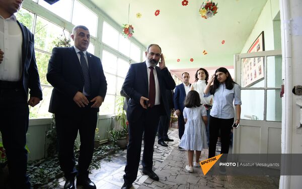 И.о. премьер-министра Никол Пашинян с семьей во время внеочередных парламентских выборов в Армении (20 июня 2021). Еревaн И.о. премьер-министра Никол Пашинян с семьей во время внеочередных парламентских выборов в Армении (20 июня 2021). Еревaн - Sputnik Армения