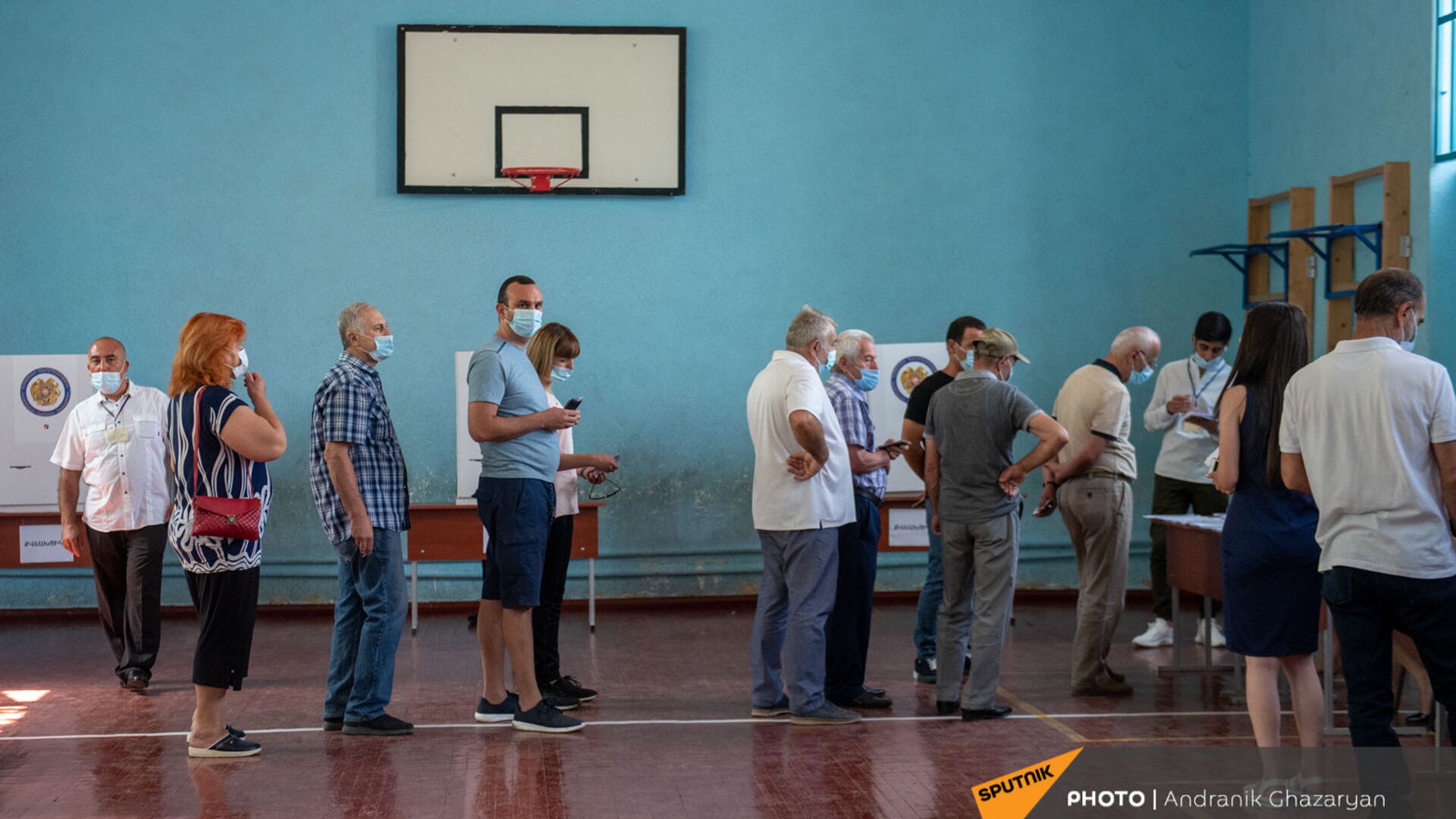 Очередь избирателей за бюллетенями в избирательном участке 29/29 (20 июня 2021). Ариндж - Sputnik Արմենիա, 1920, 21.06.2021