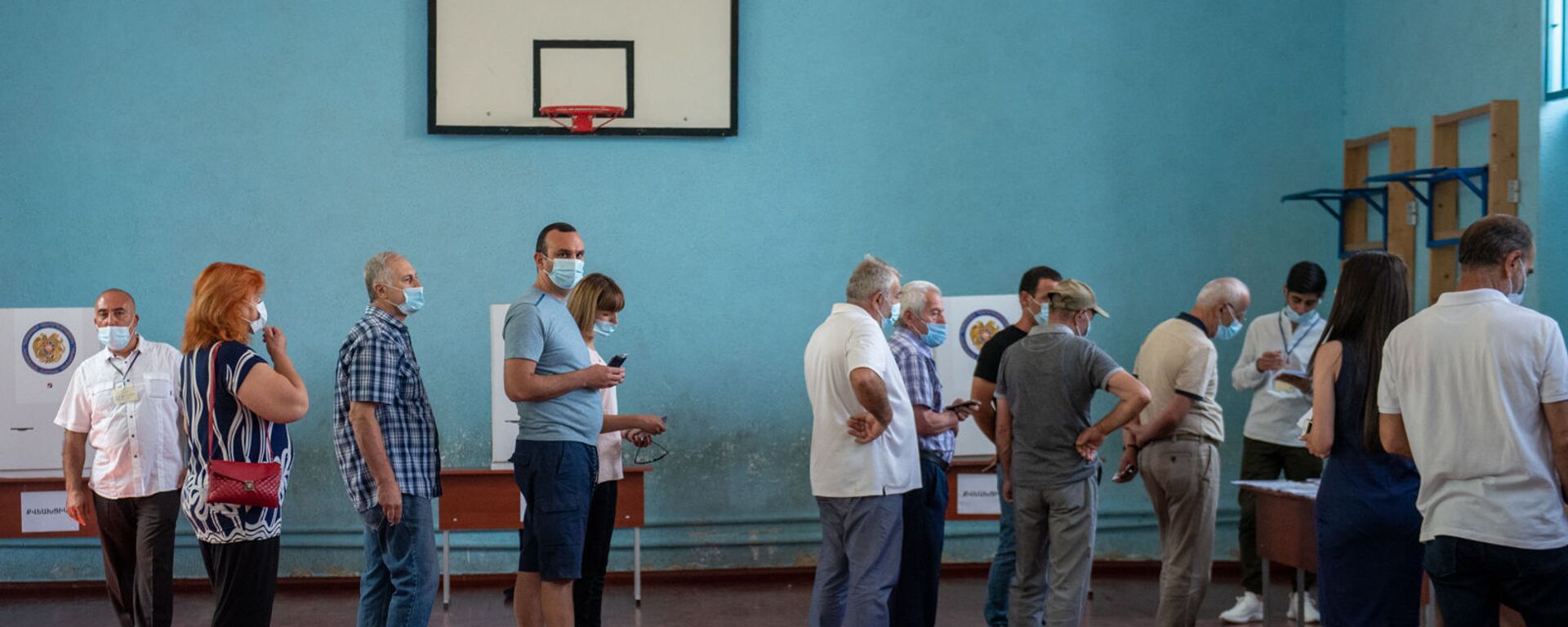 Очередь избирателей за бюллетенями в избирательном участке 29/29 (20 июня 2021). Ариндж - Sputnik Արմենիա, 1920, 21.06.2021