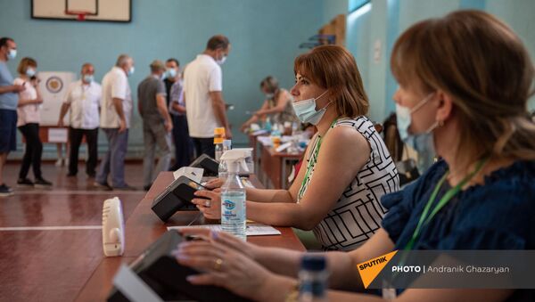 Сотрудница избирательной комиссии в ожидании избирателей на участке 29/29 (20 июня 2021). Ариндж - Sputnik Արմենիա