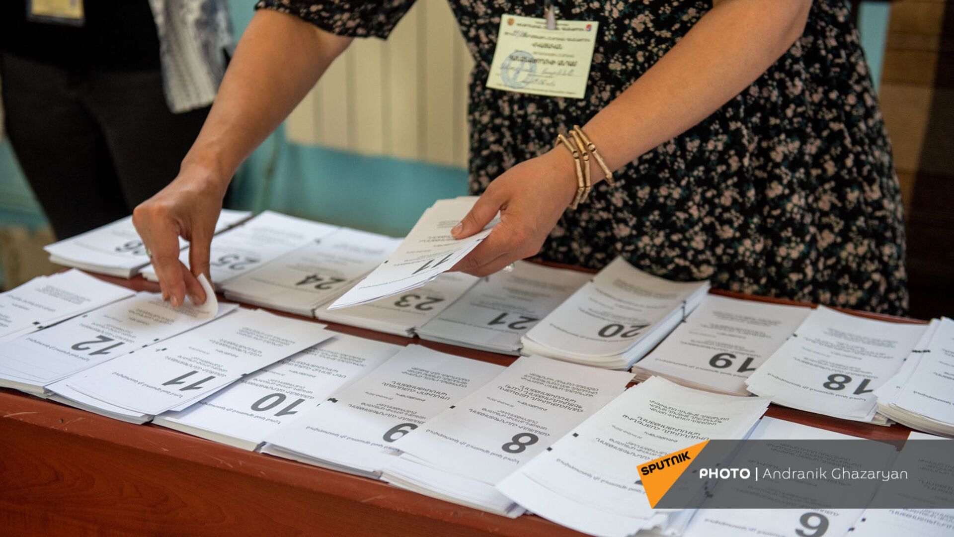 Сотрудник избирательной комиссии собирает пакет бюллетеней в избирательном участке 29/29 (20 июня 2021). Ариндж - Sputnik Армения, 1920, 17.09.2023