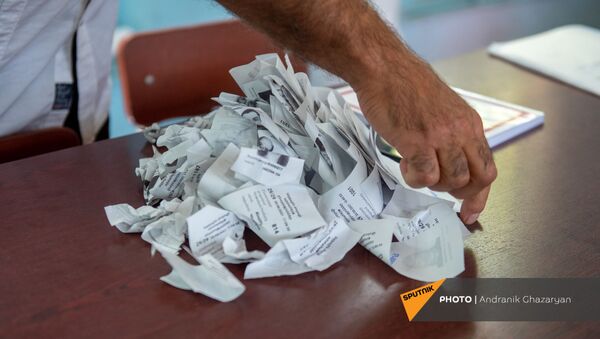 Председатель избирательной комиссии 29/29 сортирует чеки избирателей в стопку (20 июня 2021). Ариндж - Sputnik Արմենիա