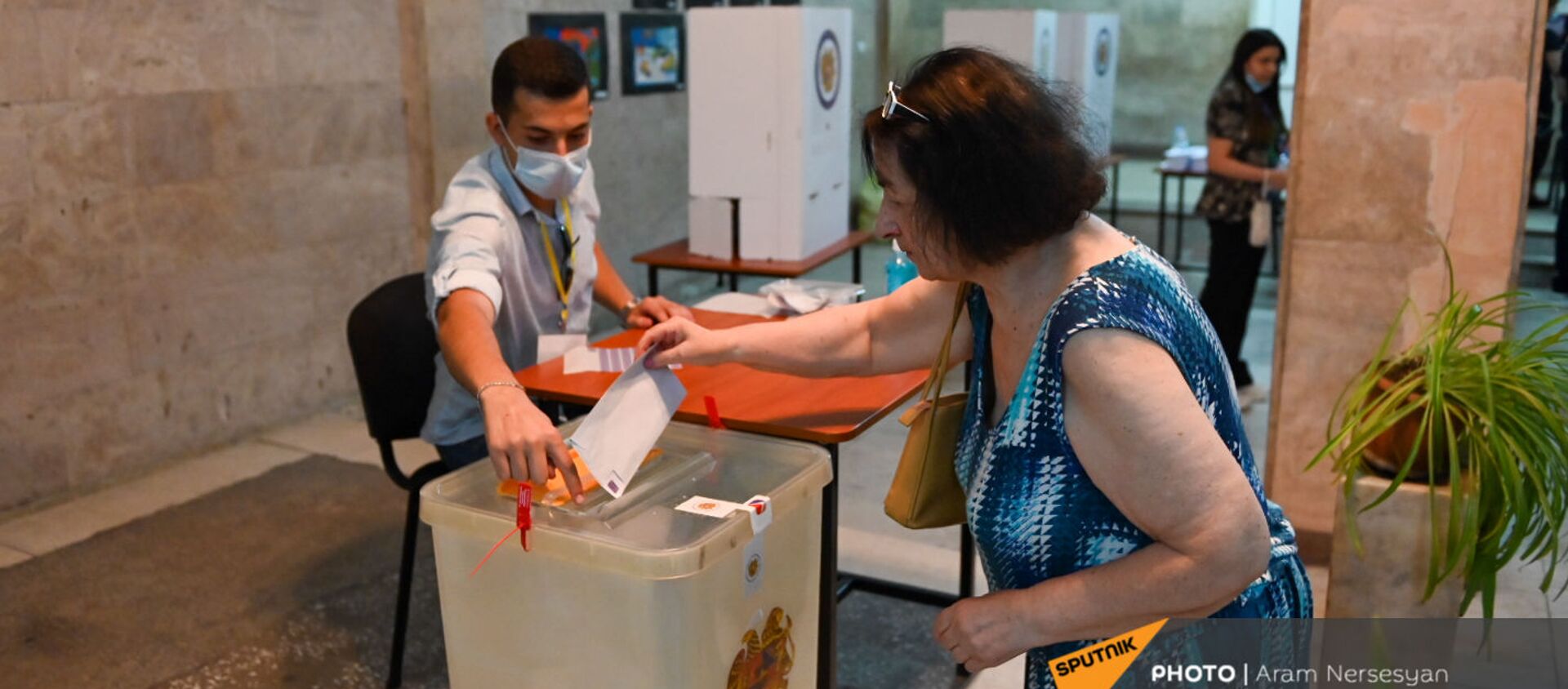 Последний избиратель на участке 9/26 во время внеочередных парламентских выборов в Армении (20 июня 2021). Еревaн - Sputnik Армения, 1920, 22.06.2021