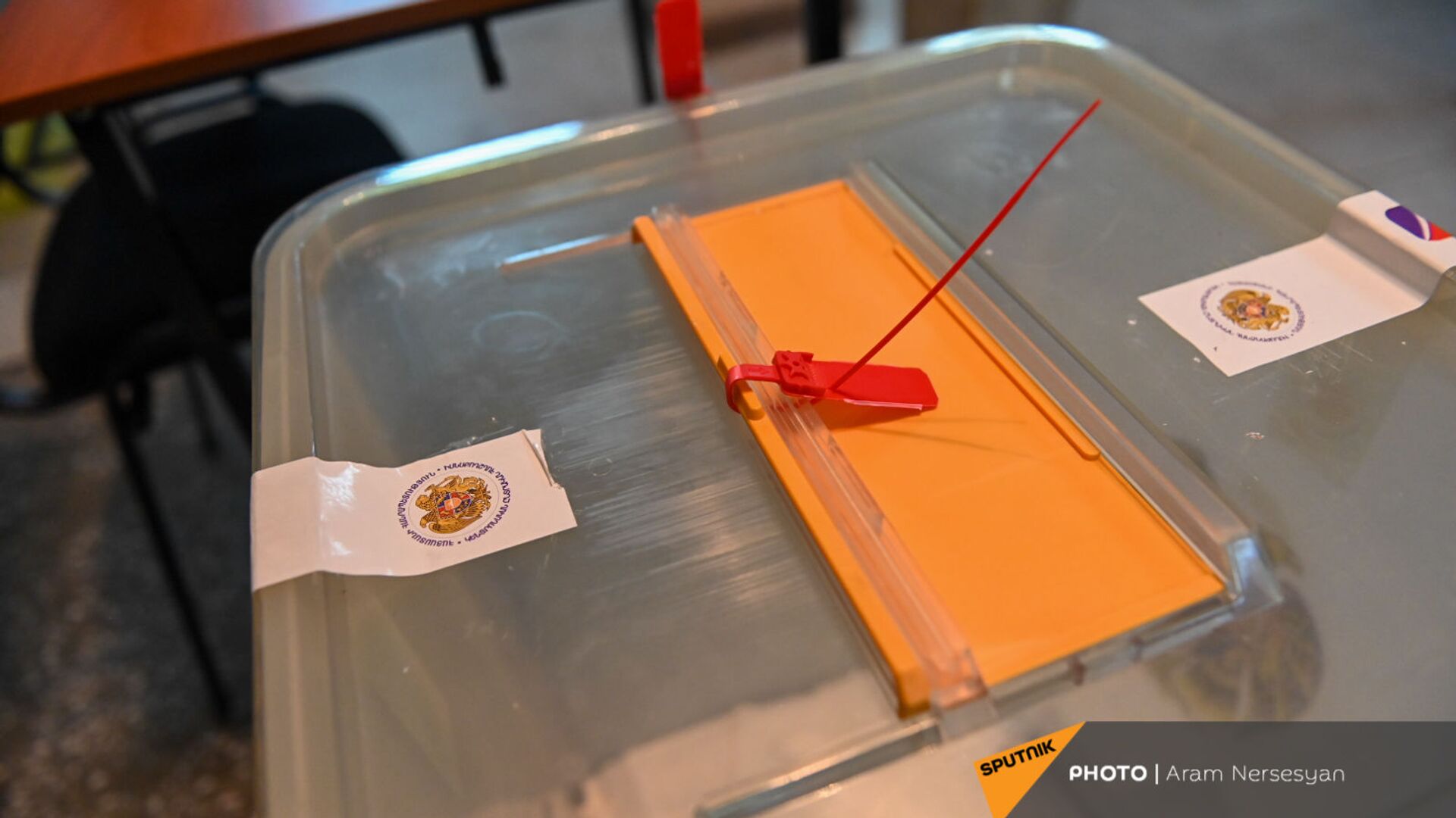 Запечатанная урна для бюллетеней на избирательном участке 9/26 по окончании времени голосования (20 июня 2021). Еревaн - Sputnik Արմենիա, 1920, 21.06.2021