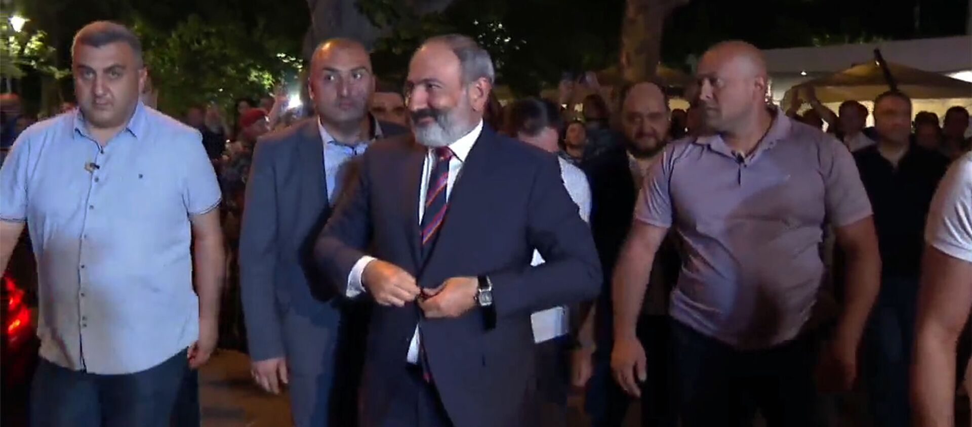 И.о. премьер-министра Никол Пашинян подъезжает к штабу партии Гражданский договор (21 июня 2021). Еревaн - Sputnik Արմենիա, 1920, 21.06.2021