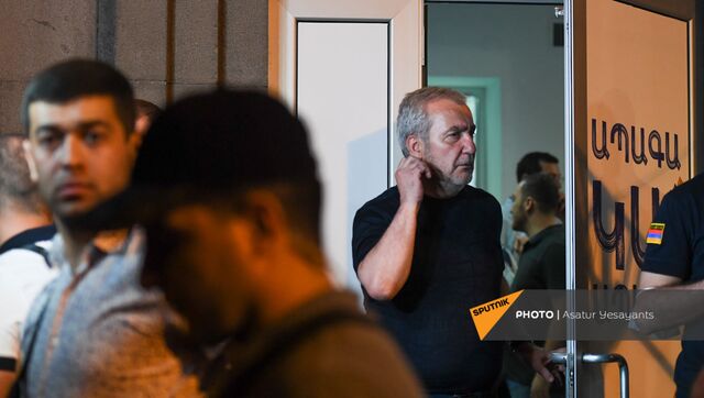 Депутат Андраник Кочарян у штаба партии Гражданский договор после завершения досрочных выборов в Парламент Армении (21 июня 2021). Еревaн - Sputnik Армения, 1920, 21.06.2021