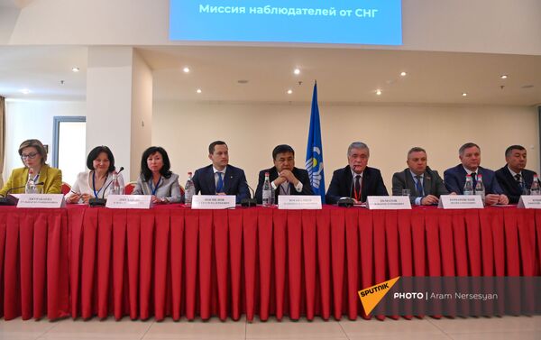 Брифинг наблюдателей от СНГ по итогам внеочередных парламентских выборах в Армении (21 июня 2021). Еревaн Брифинг наблюдателей от СНГ по итогам внеочередных парламентских выборах в Армении (21 июня 2021). Еревaн - Sputnik Армения