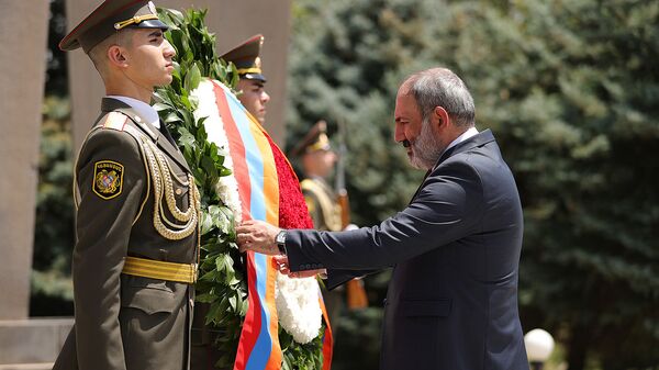 И.о. премьер-министра Никол Пашинян поправляет ленты на траурном венке во время посещения военного пантеона «Ераблур» (21 июня 2021). Еревaн - Sputnik Армения