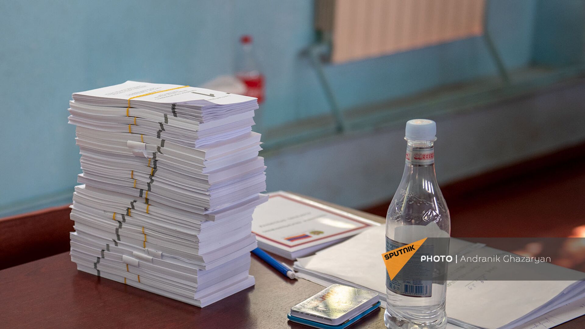 Новые бюллетени на столе председателя избирательной комиссии на участке 29/29 (20 июня 2021). Ариндж - Sputnik Армения, 1920, 25.09.2022
