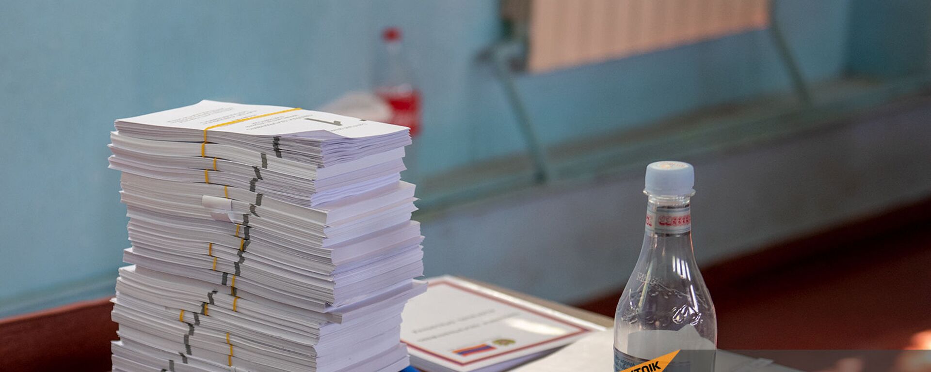 Новые бюллетени на столе председателя избирательной комиссии на участке 29/29 (20 июня 2021). Ариндж - Sputnik Армения, 1920, 23.06.2022