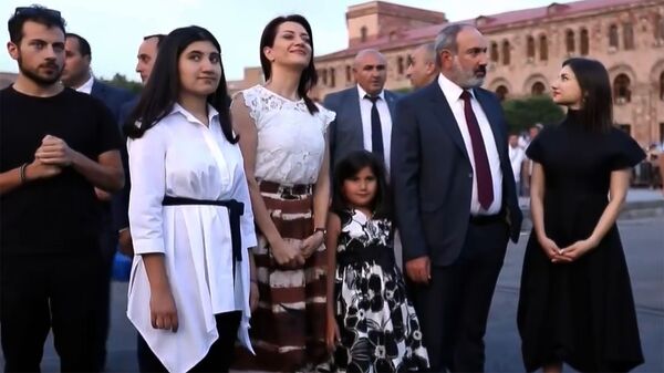 И.о. премьер-министра Никол Пашинян с семьей на площади Республики перед началом митинга (21 июня 2021). Еревaн - Sputnik Армения