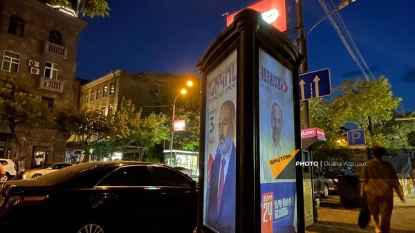 Агитационные плакаты партии Гражданский договор и блока Айастан на одной из улиц в Ереване - Sputnik Արմենիա