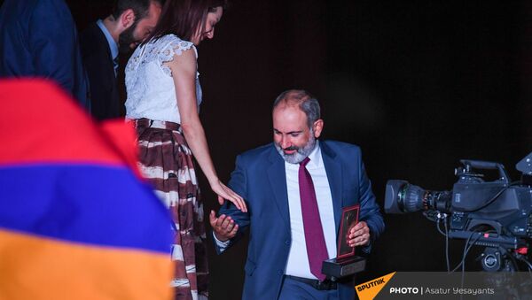 И.о. премьер-министра Никол Пашинян покидают митинг в поддержку победы партии Гражданский договор на внеочередных выборах (21 июня 2021). Еревaн - Sputnik Армения