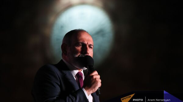 И.о. премьер-министра Никол Пашинян выступает с речью на митинге в поддержку победы партии Гражданский договор на внеочередных выборах (21 июня 2021). Еревaн - Sputnik Армения