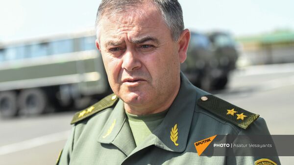 Глава Генштаба ВС РА генерал-лейтенант Артак Давтян в республиканском сборном пункте - Sputnik Армения