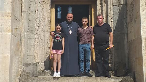 Семья Альберта Ованнисяна в монастыре Агарцин - Sputnik Армения