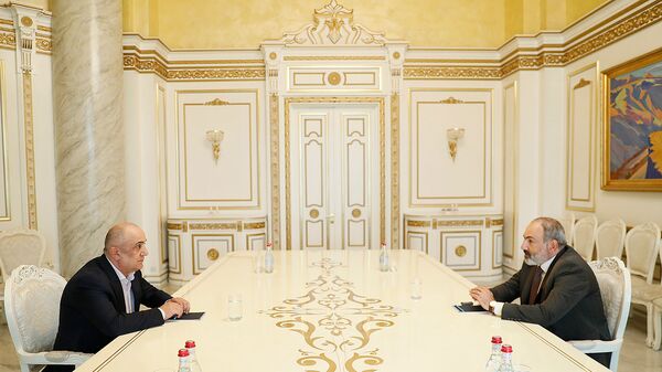 И.о. премьер-министра Никол Пашинян встретился с Самвелом Бабаяном, возглавляющим предвыборный список Либеральной партии Армении в рамках политических консультаций с внепарламентскими политическими силами (22 июня 2021). Еревaн - Sputnik Армения