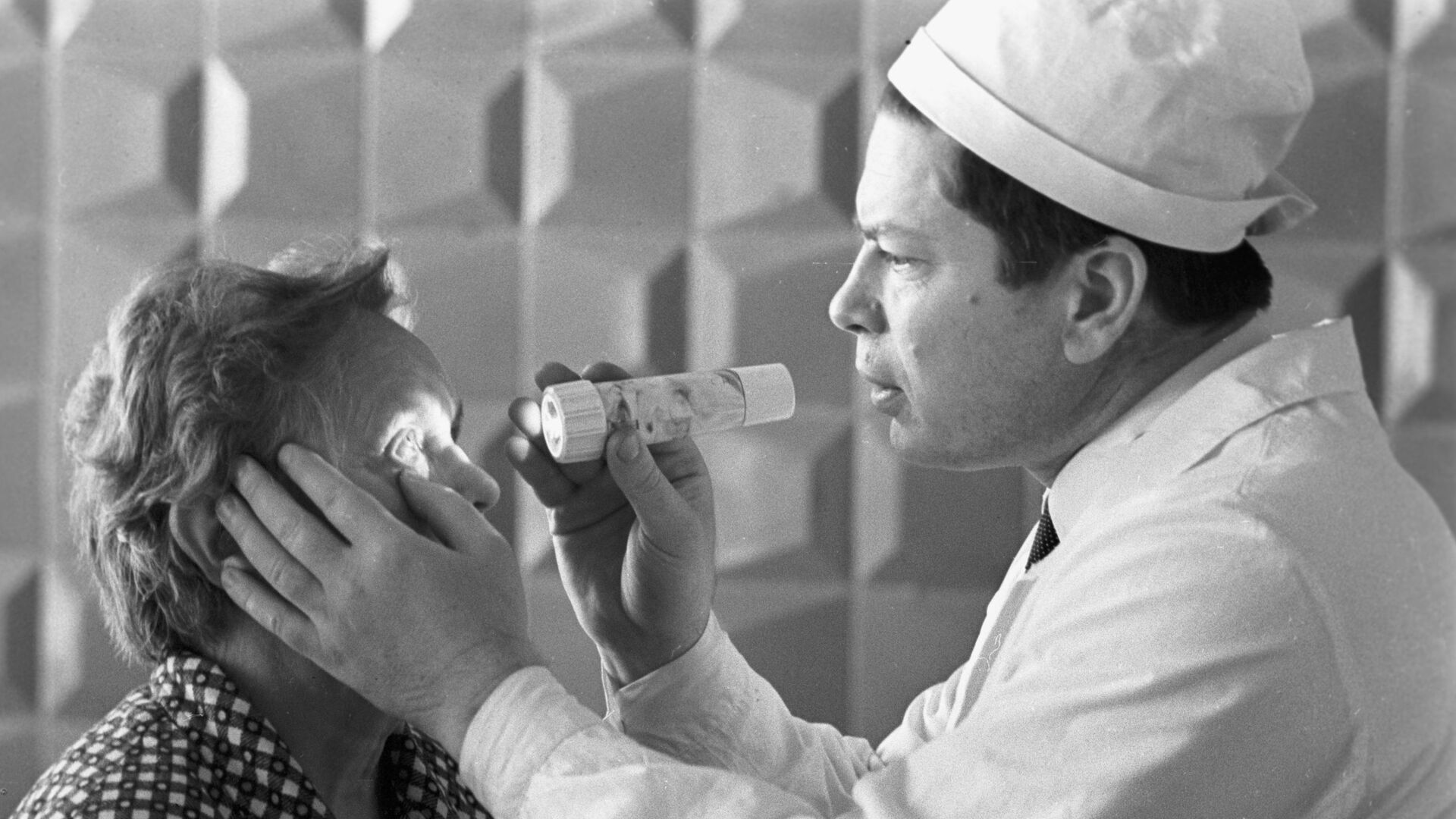 Բժիշկը զննում է հիվանդին - Sputnik Արմենիա, 1920, 09.10.2021
