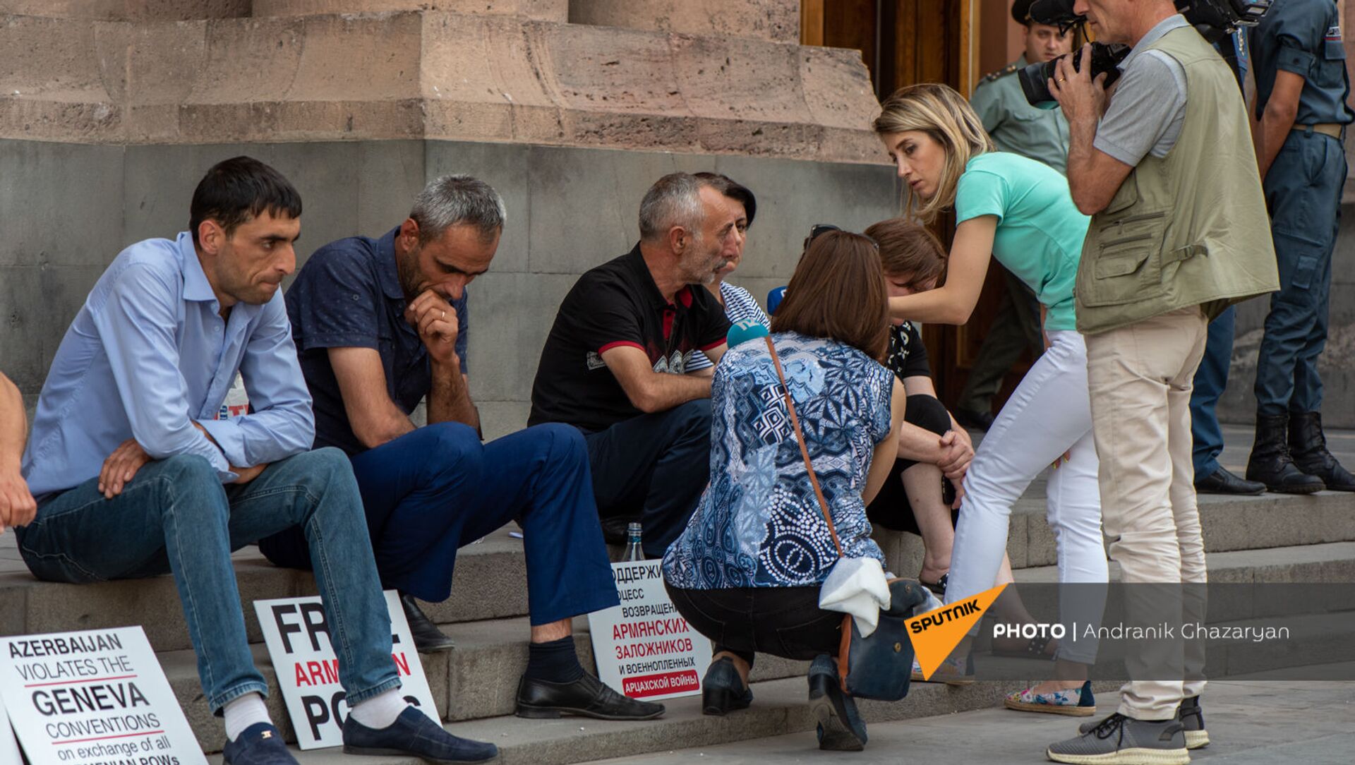 Отец одного из попавших в азербайджанский плен военнослужащих беседует с журналистами во время сидячей акции протеста у Дома правительства (24 июня 2021). Еревaн - Sputnik Արմենիա, 1920, 24.06.2021