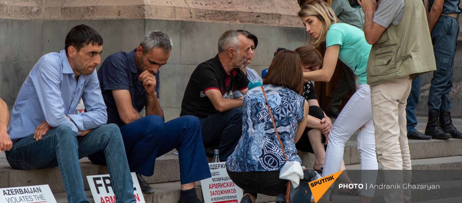 Отец одного из попавших в азербайджанский плен военнослужащих беседует с журналистами во время сидячей акции протеста у Дома правительства (24 июня 2021). Еревaн - Sputnik Արմենիա, 1920, 24.06.2021