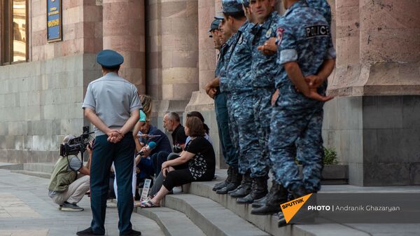 Отец одного из попавших в азербайджанский плен военнослужащих беседует с журналистами во время сидячей акции протеста у Дома правительства (24 июня 2021). Еревaн - Sputnik Արմենիա