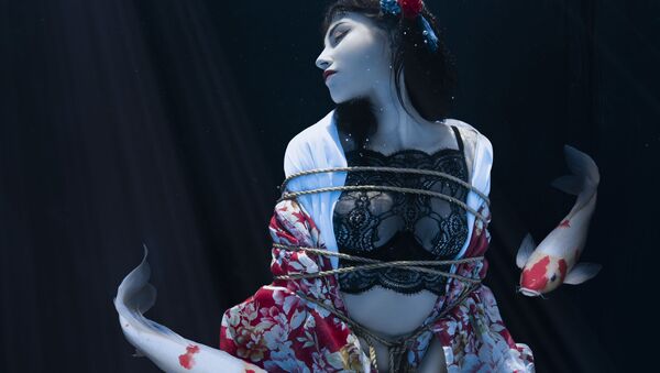 Снимок Shibari pond французского фотографа Charlotte Bories, ставший финалистом в категории Environmental Portrait в конкурсе 2021 The International Portrait Photographer of the Year - Sputnik Армения