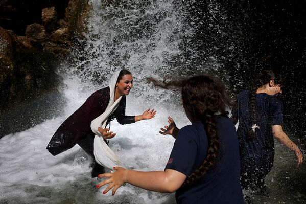 Իրանցի աղջիկները` գետում  - Sputnik Արմենիա