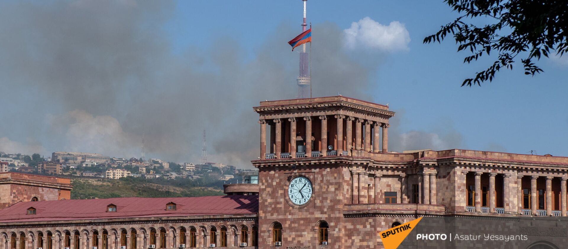 Дым от пожара в районе Норк виден с площади Республики (25 июня 2021). Еревaн - Sputnik Армения, 1920, 25.06.2021