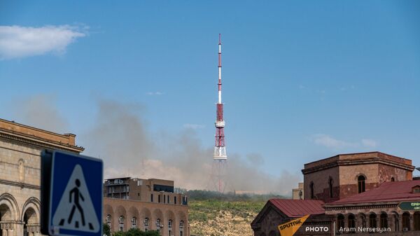 Дым от пожара в районе Норк виден с площади Республики (25 июня 2021). Еревaн - Sputnik Արմենիա