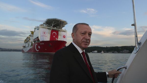 Президент Турции Реджеп Тайип Эрдоган на фоне турецкого корабля «Фатих» (29 мая 2020). Стамбул  - Sputnik Армения