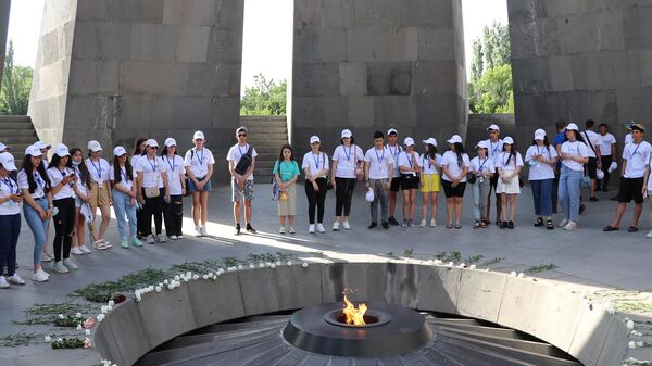 Участники программы Шаг домой в Мемориальном комплексе Цицернакаберд - Sputnik Армения