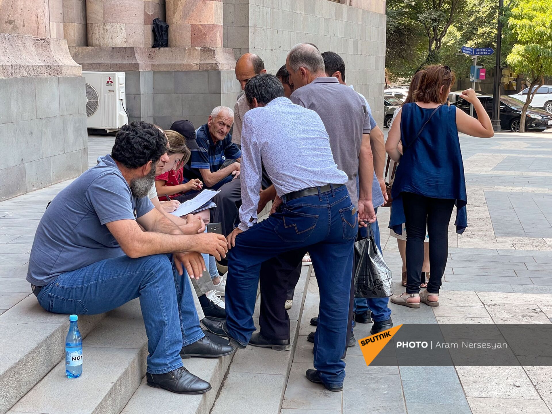 Անհետ կորած զինծառայողների ծնողները հանդիպում են պահանջում Փաշինյանի հետ Անհետ կորած զինծառայողների ծնողները հանդիպում են պահանջում Փաշինյանի հետ - Sputnik Արմենիա, 1920, 28.06.2021