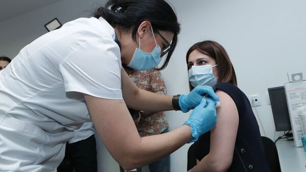 И.о. министра здравоохранения Анаит Аванесян принимает вторую прививку вакцины от коронавируса - Sputnik Армения
