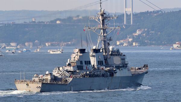 Эсминец с управляемыми ракетами ВМС США USS Ross плывет по проливу Босфор недалеко от Стамбула (26 июня 2021). Турция - Sputnik Արմենիա
