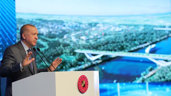 Президент Турции Реджеп Тайип Эрдоган выступает на церемонии закладки фундамента моста Сазлидере над запланированным маршрутом канала Стамбул (26 июня 2021). Турция - Sputnik Армения