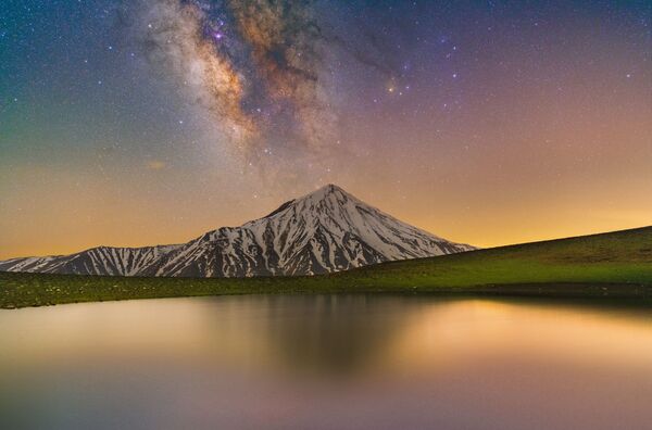 Снимок Glory of Damavand and Milky Way иранского фотографа Masoud Ghadiri , попавший в шортлист конкурса Royal Observatory’s Astronomy Photographer of the Year 13 - Sputnik Армения