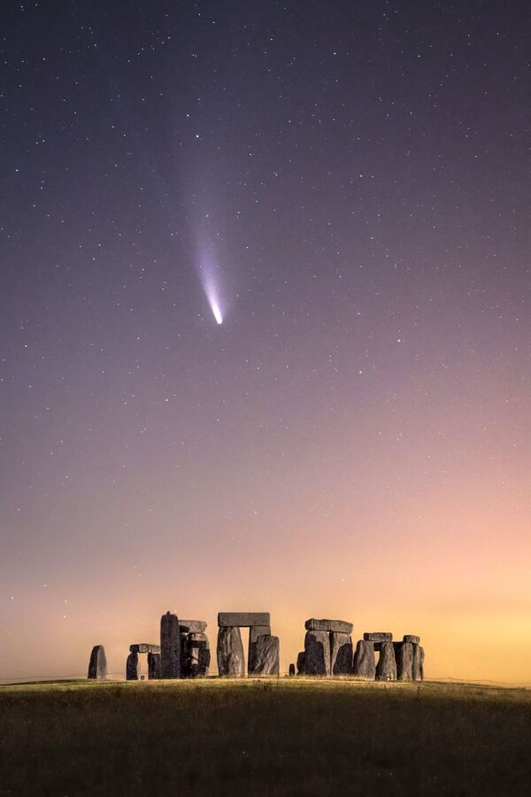 Снимок Comet Neowise over Stonehenge британского фотографа James Rushforth, попавший в шортлист конкурса Royal Observatory’s Astronomy Photographer of the Year 13 - Sputnik Армения
