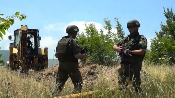 Российские миротворцы обеспечивают безопасность восстановительных работ водопровода в Мартунинском районе - Sputnik Армения