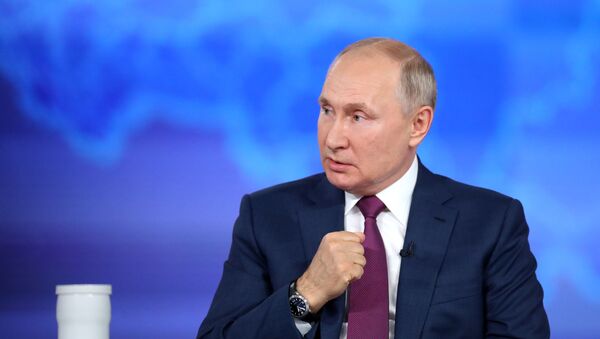 Президент РФ Владимир Путин во время ежегодной специальной программы Прямая линия с Владимиром Путиным в эфире российских телеканалов и радиостанций (30 июня 2021). Москва - Sputnik Армения