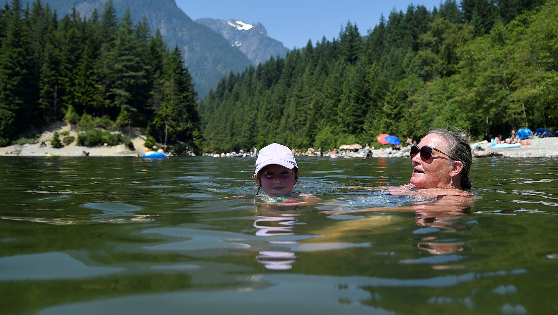 Люди плавают на озере Алуэтт в период палящей жары в Мэйпл-Ридж (28 июня 2021). Канада - Sputnik Արմենիա, 1920, 30.06.2021