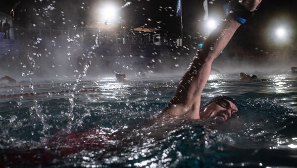 Ночной заплыв в бассейне под открытым небом Чайка - Sputnik Армения