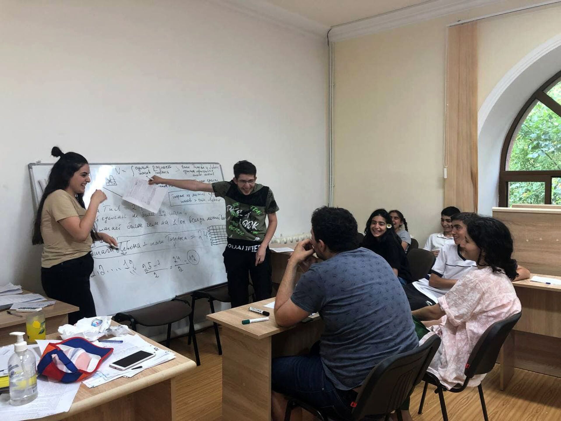 «Պապիկն էլ այդպես կաներ». ինչ արեցին Վիկտոր Համբարձումյանի թոռները արցախցի երեխաների համար «Պապիկն էլ այդպես կաներ». ինչ արեցին Վիկտոր Համբարձումյանի թոռները արցախցի երեխաների համար - Sputnik Արմենիա, 1920, 04.07.2021