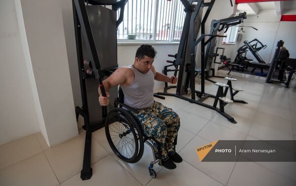 Посетитель реабилитационного центра для военных инвалидов - Sputnik Армения