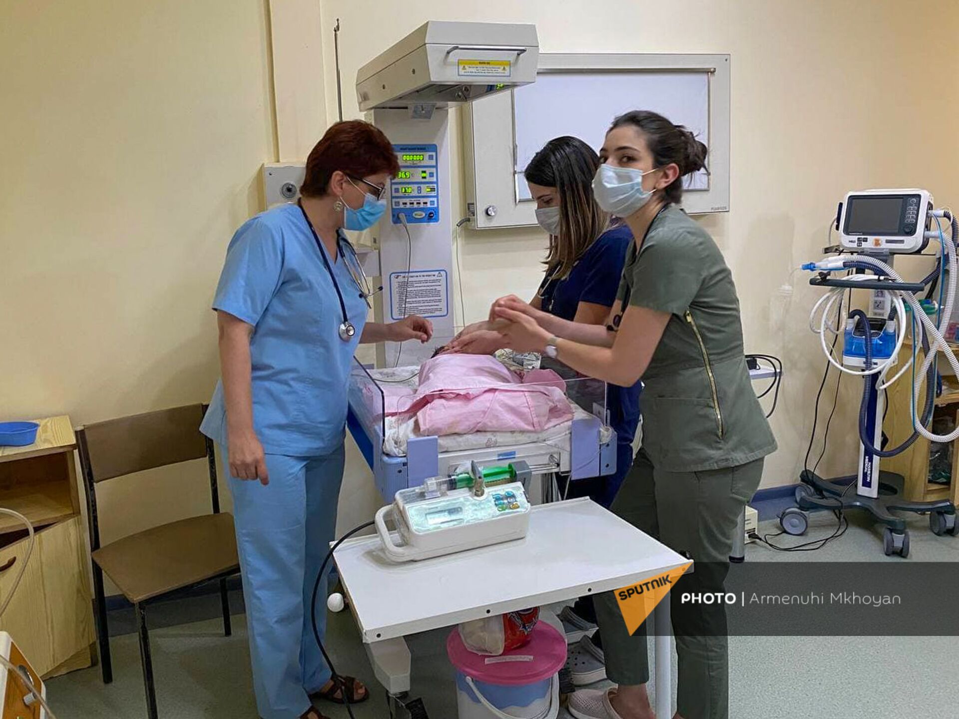 Բարակ ծածկոցով, կեղտոտ, անխնամ. Գյումրու Ավտոկայան թաղամասում թողել են նորածին տղա երեխայի Բարակ ծածկոցով, կեղտոտ, անխնամ. Գյումրու Ավտոկայան թաղամասում թողել են նորածին տղա երեխայի - Sputnik Արմենիա, 1920, 03.07.2021