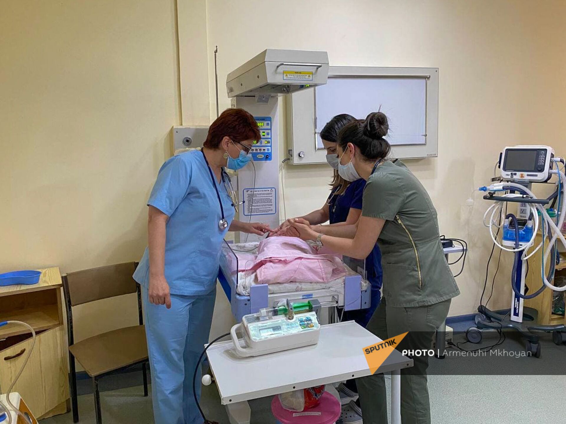 Բարակ ծածկոցով, կեղտոտ, անխնամ. Գյումրու Ավտոկայան թաղամասում թողել են նորածին տղա երեխայի Բարակ ծածկոցով, կեղտոտ, անխնամ. Գյումրու Ավտոկայան թաղամասում թողել են նորածին տղա երեխայի - Sputnik Արմենիա, 1920, 03.07.2021