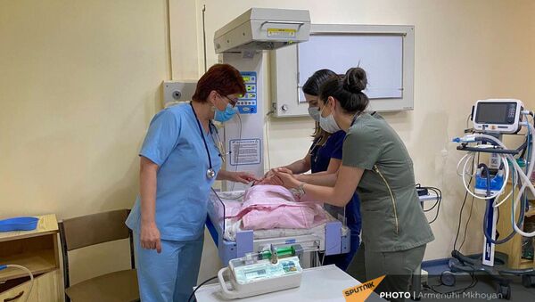 Новорожденный ребенок, оставленный на станции Автокаян и доставленный в «Австрийскую больницу матери и ребенка» (3 июля 2021). Гюмри - Sputnik Армения