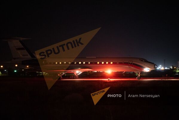 Ինչպես է «Էրեբունի» օդանավակայան ժամանում հայ ռազմագերիների խումբը - Sputnik Արմենիա